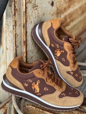 Heels & Spurs BRAND IT BRONC Sneakers western Rodeo Embroidered Brown Suede-Trim